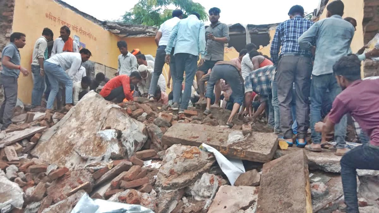 ভারতে ধসে পড়ল স্কুলের ছাদ, নিহত ৪ শিশু